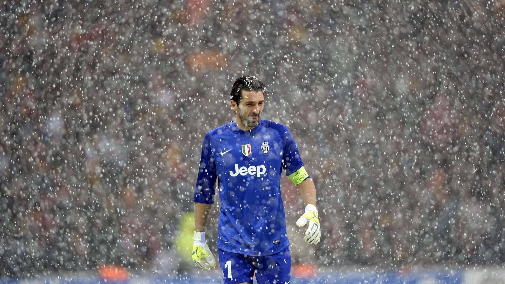 kaiyun官方-当足球弯腰时，我们都是人，当足球弯腰时，我们都是人